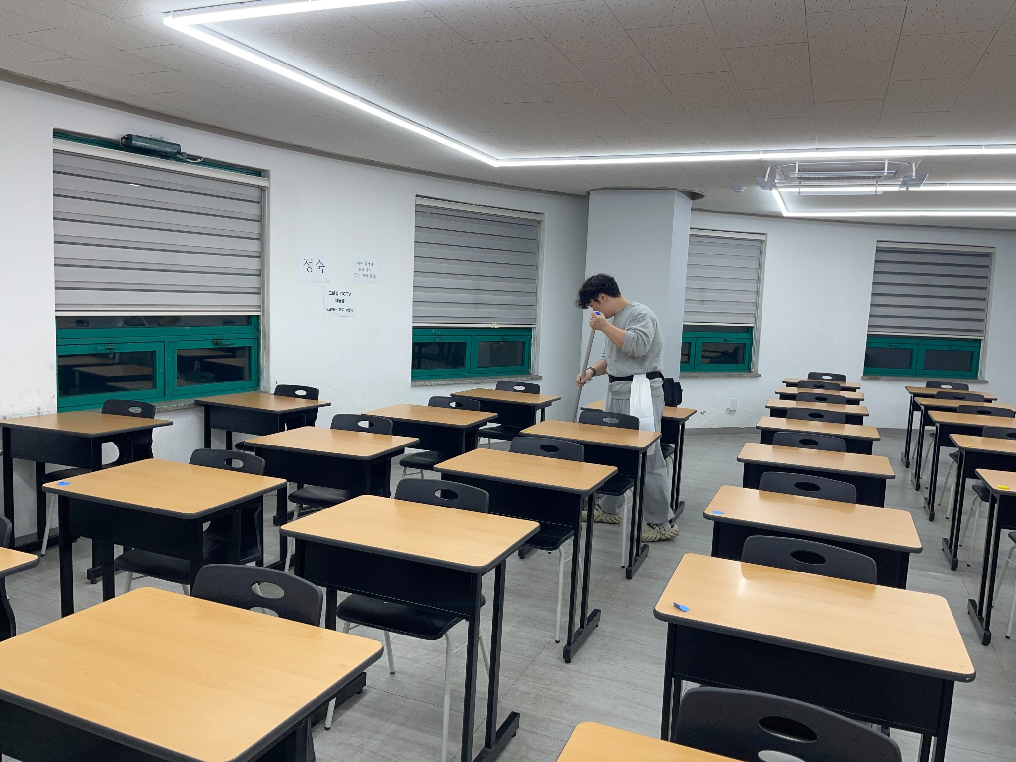 먼지의 하루 강의실 청소 작업