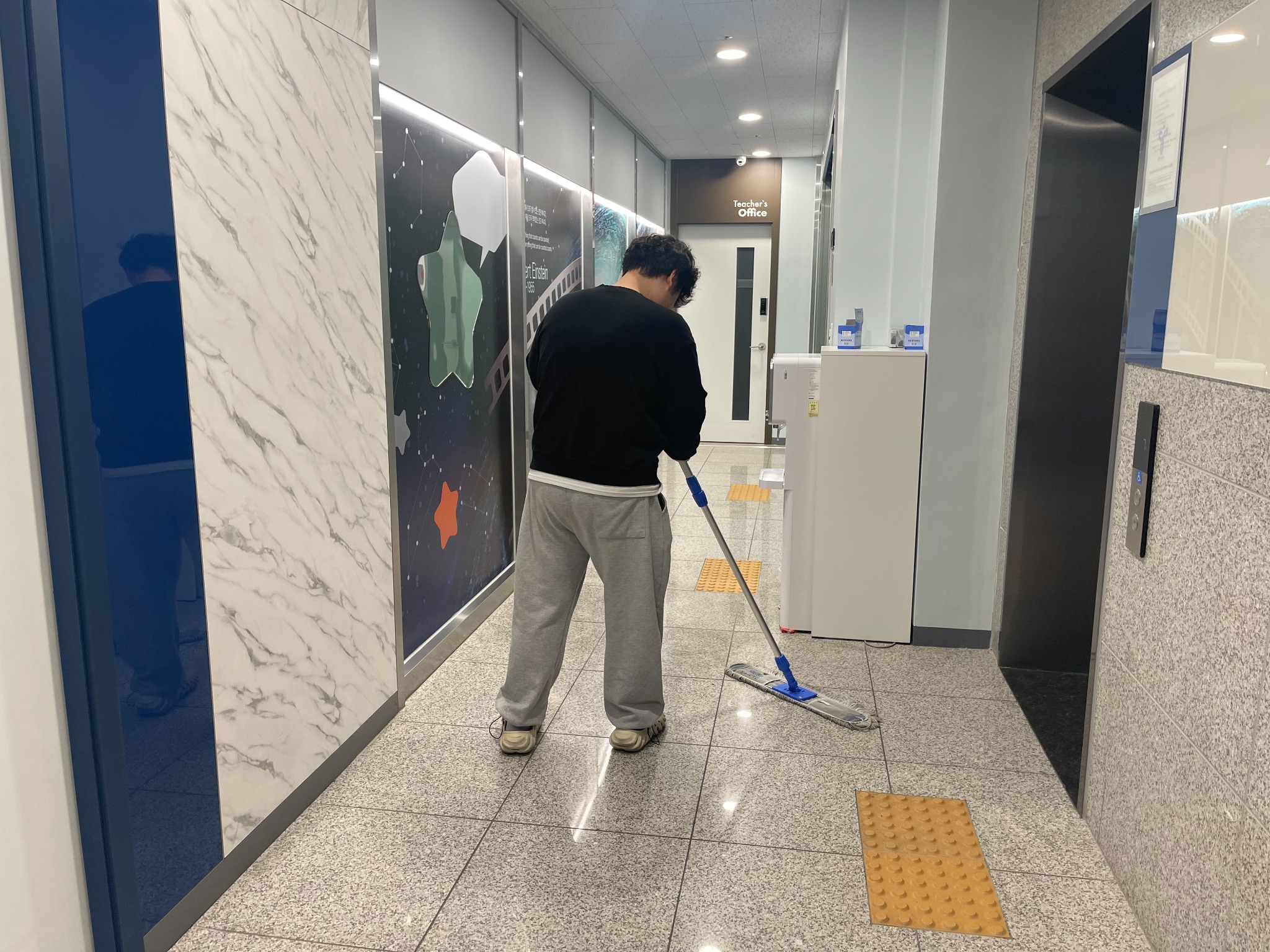 먼지의 하루 건물 공용복도 물걸레 작업