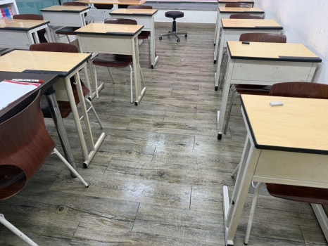 먼지의 하루 학원 강의실 바닥 관리