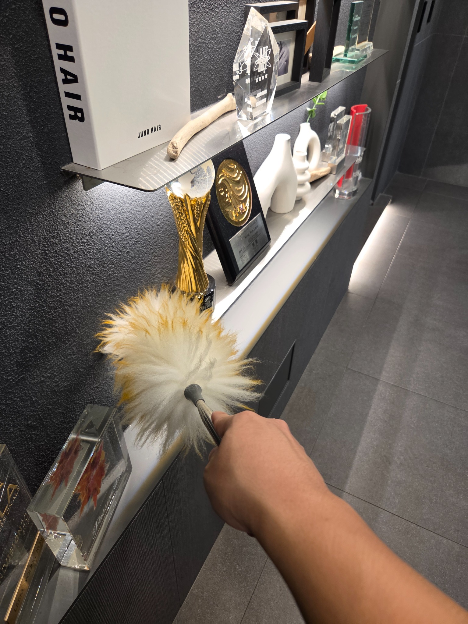 먼지의 하루 상업공간 집기 디테일 관리