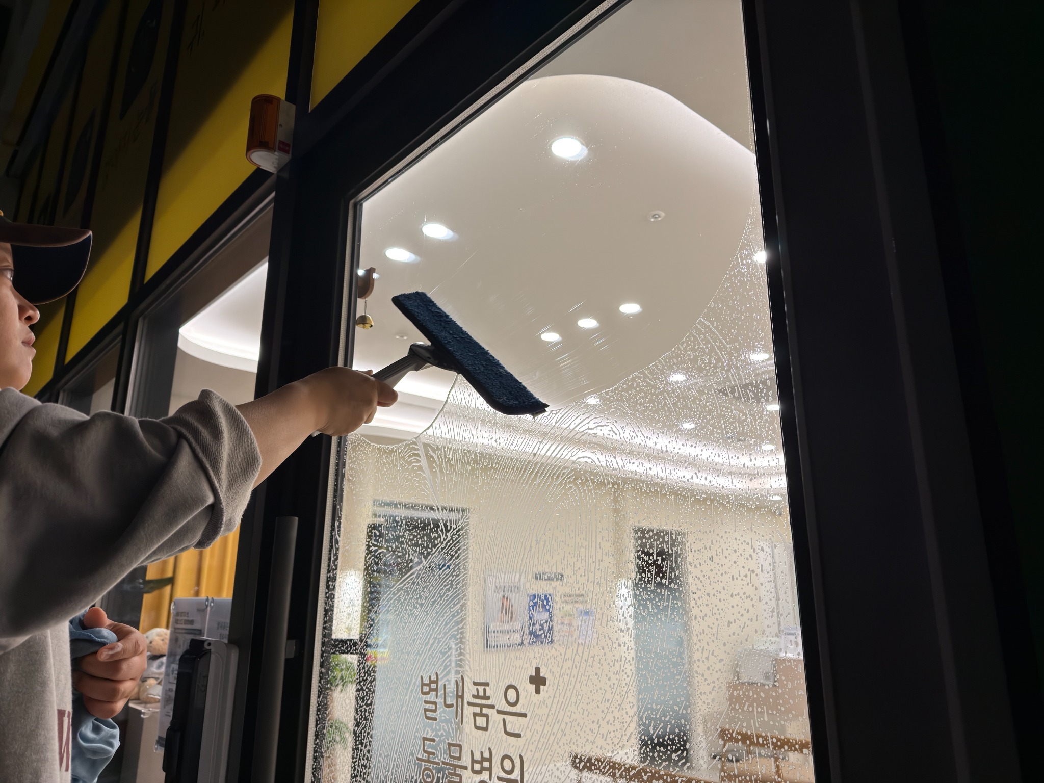 먼지의 하루 유리면 세정 작업