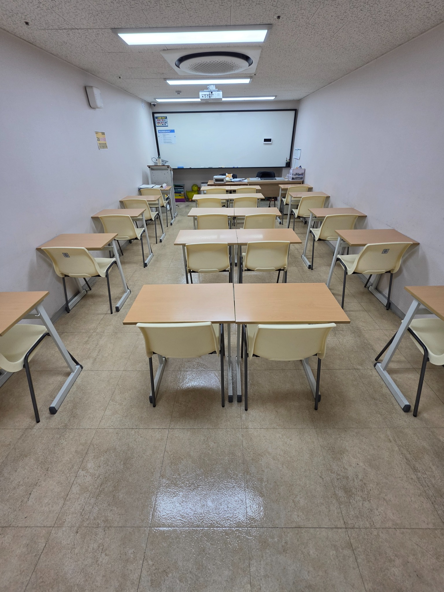 대치동 학원 청소 현장의 강의실과 책상 주변 바닥