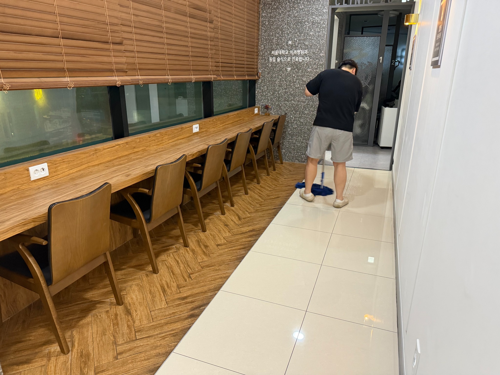 중랑구 치과 복도 바닥 밀대 청소 작업